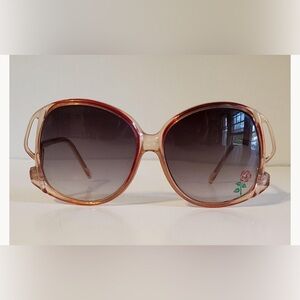 Elegant Vintage Oversized Retro Women's Sunglasses with a gradient brown.